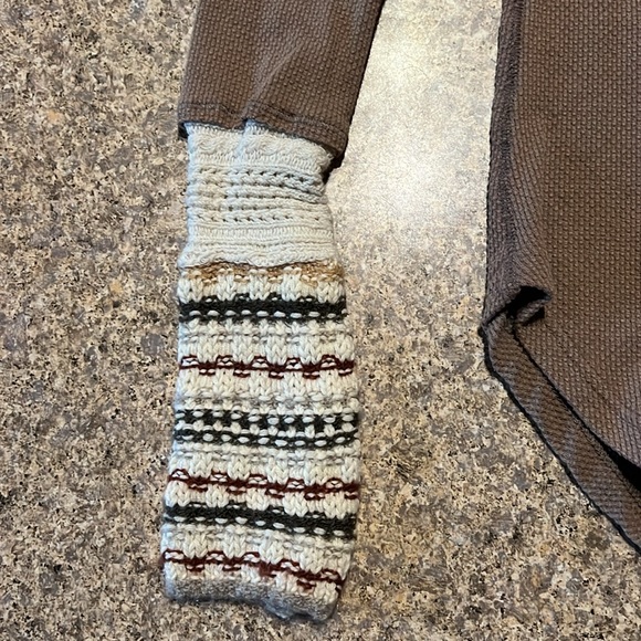 FREE PEOPLE small long sleeve w pretty sleeve detailing - Picture 2 of 4